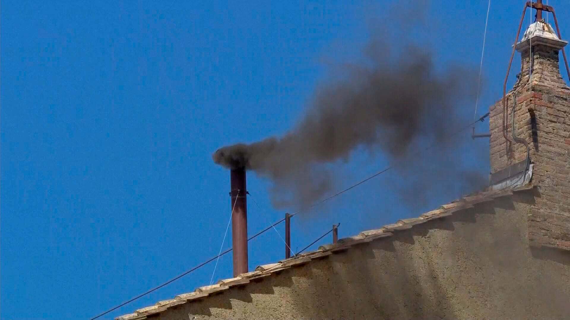 Mayo 2025 (08-05-25) Segunda fumata negra: sin consenso para elegir al sucesor del papa Francisco