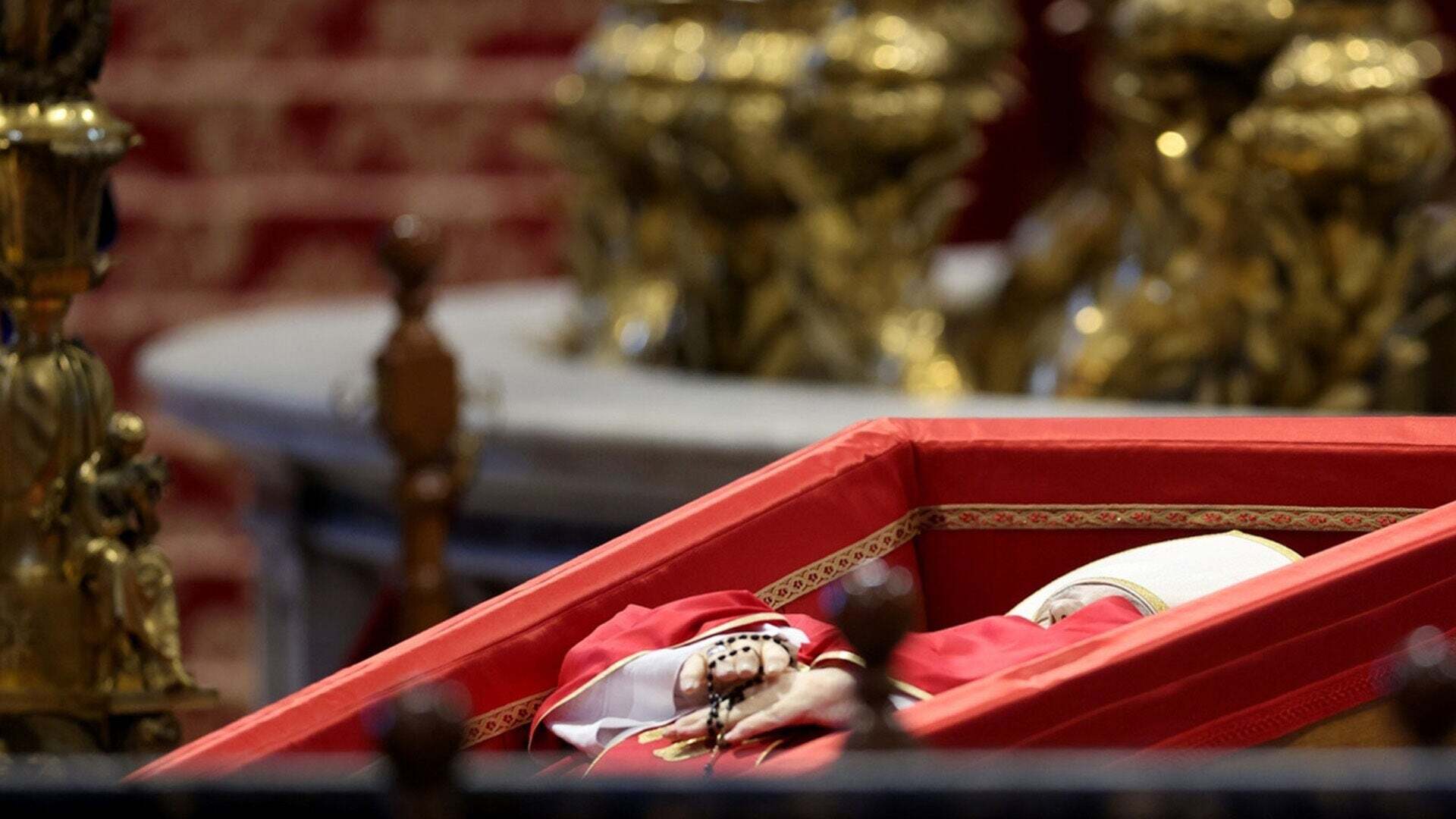 Abril 2025 (24-04-25) El Vaticano amplía el horario de la Basílica de San Pedro tras la visita de unas 61.000 personas