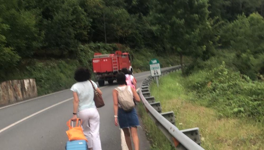 Julio 2020 (30-07-20) Los ocupantes de un autobús escapan corriendo por la carretera de las llamas de un incendio firestal en Lekeitio