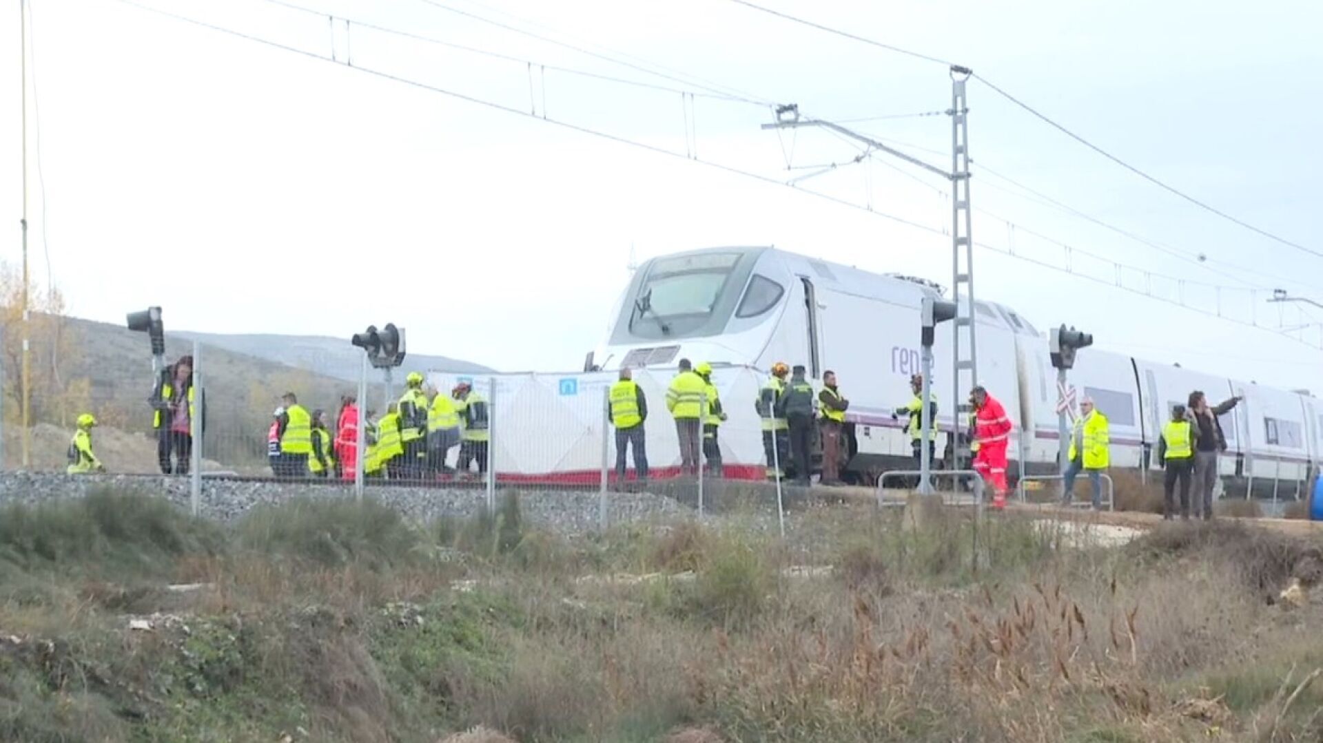 Noviembre 2024 (26-11-24) Dos trabajadores del AVE mueren en el accidente de un tren Alvia con un coche en un paso a nivel en Husillos, Palencia