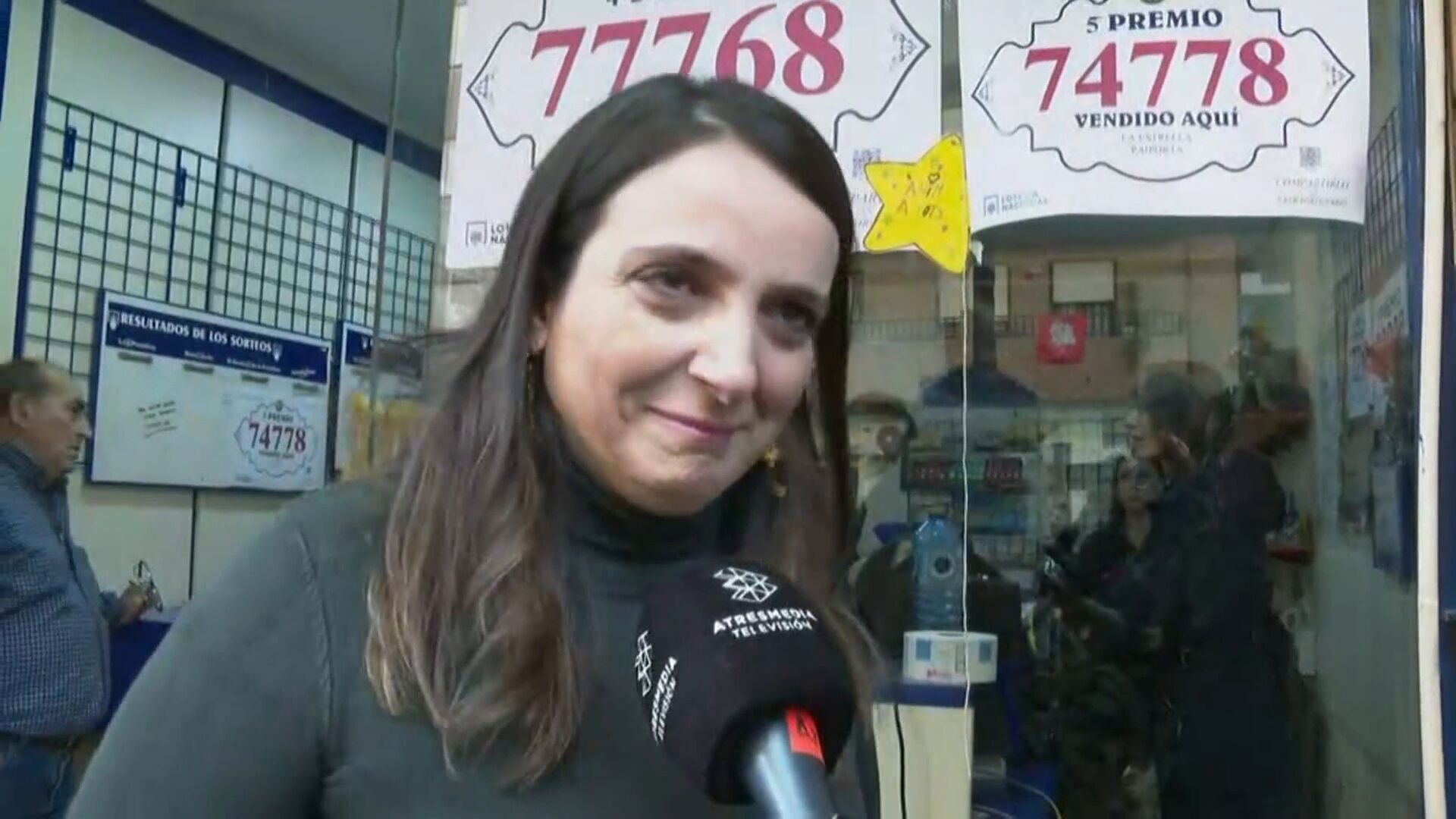 Diciembre 2024 (23-12-24) Mari Carmen reparte premios de la Lotería de Navidad en Paiporta tras la DANA: 