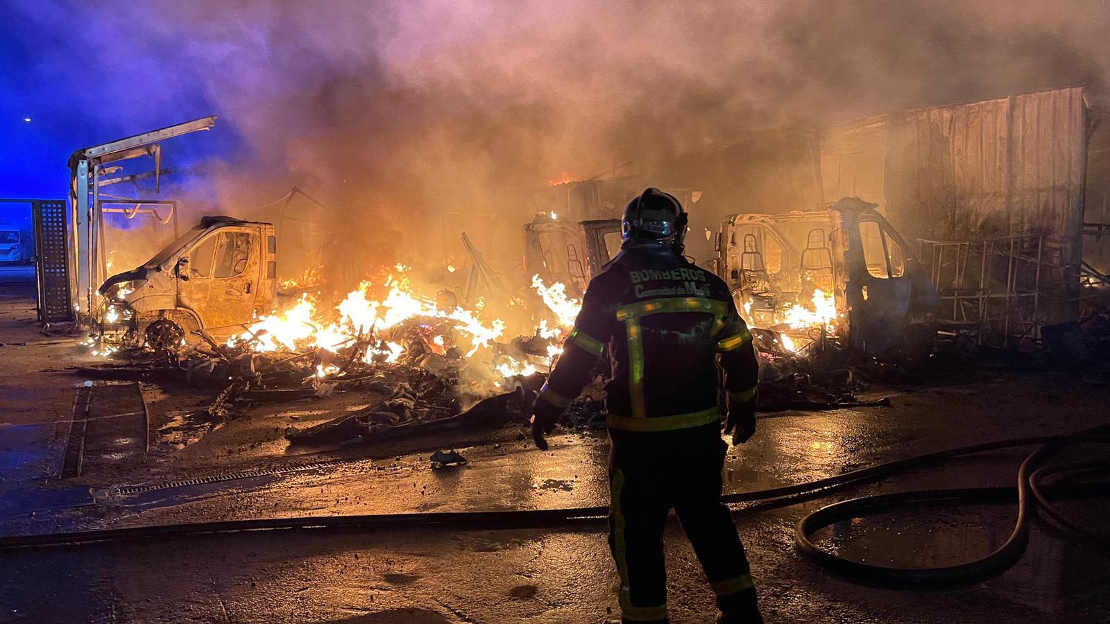 Febrero 2021 (02-01-21) Controlado el incendio que ha arrasado 10 caravanas en un parking de Alcalá de Henares