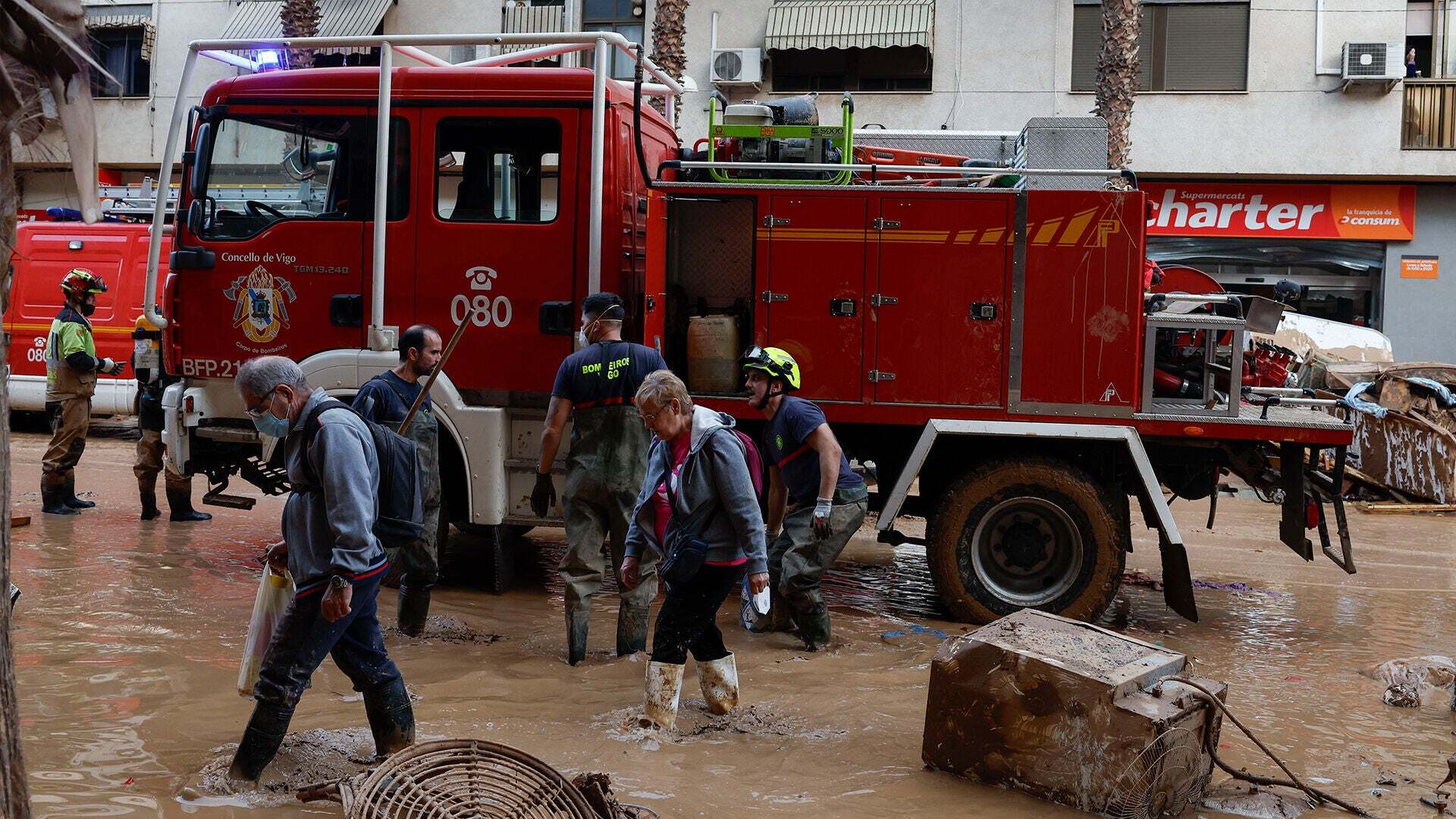 Noviembre 2024 (08-11-24) Los efectivos de rescate revisan palmo a palmo el terreno para localizar a 78 desaparecidos