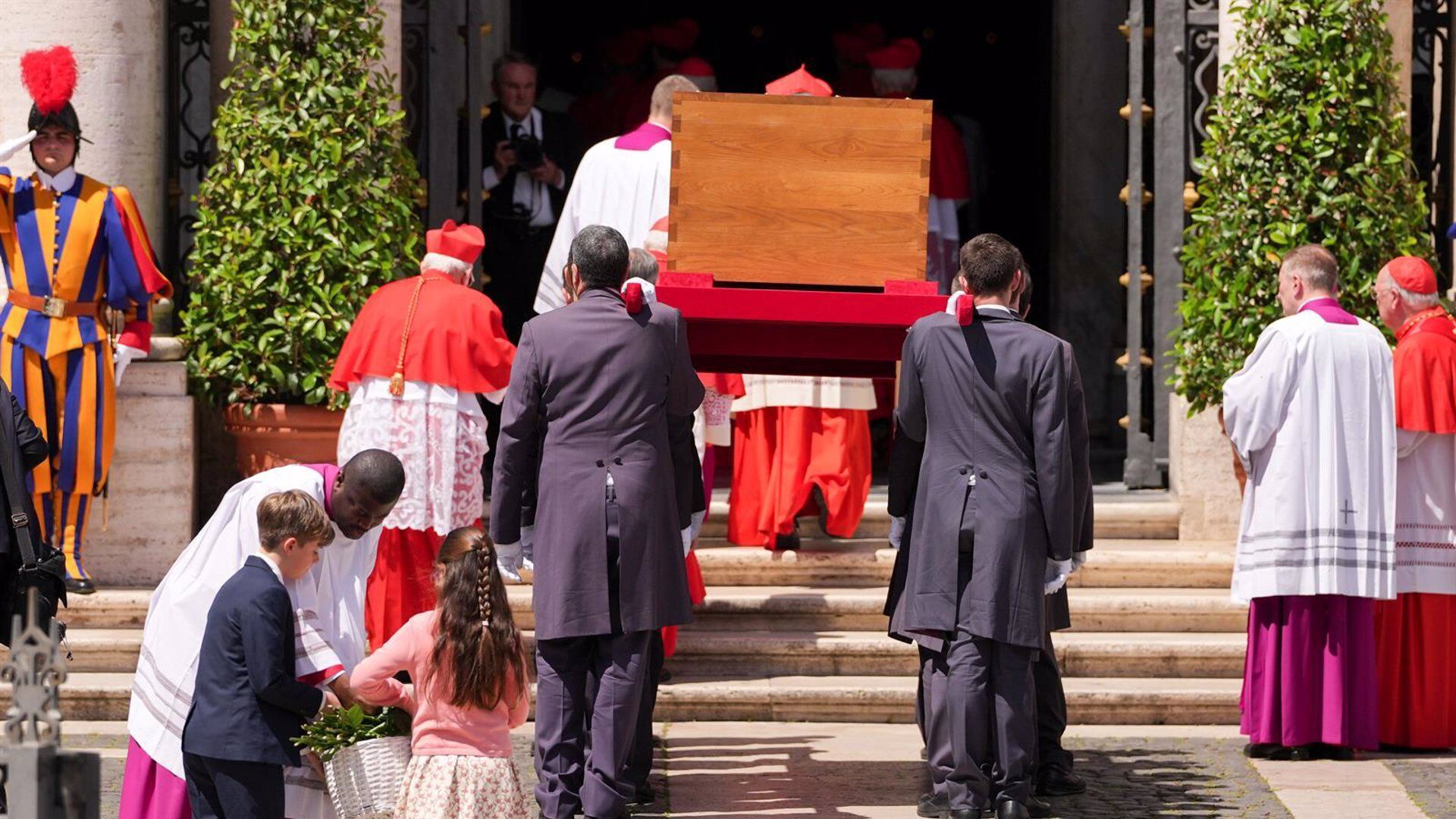 Abril 2025 (26-04-25) Líderes internacionales y miles de personas despiden al papa Francisco en Roma