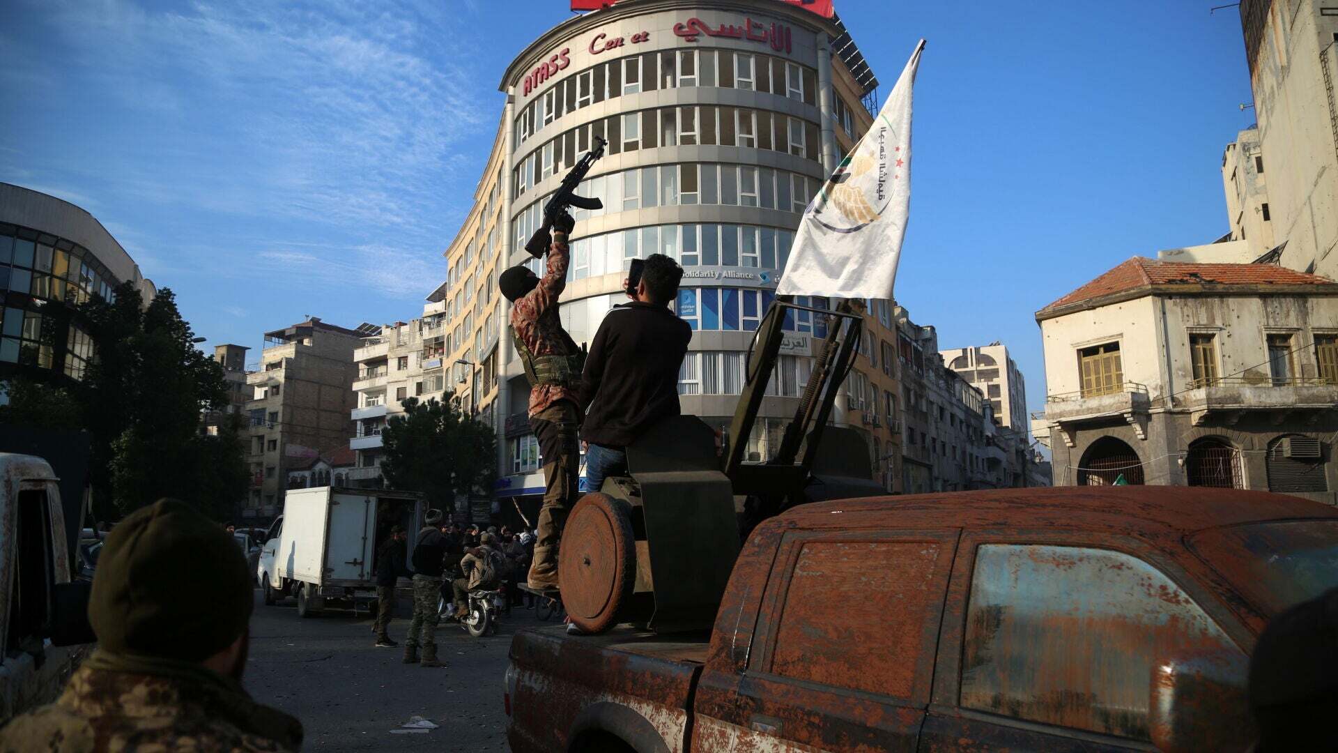 Diciembre 2024 (08-12-24) Los rebeldes sirios anuncian en la televisión la caída de Al Asad y la liberación de los presos