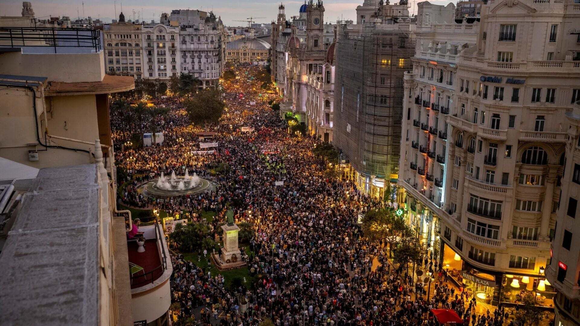 Noviembre 2024 (09-11-24) Miles de personas se manifiestan en Valencia por la gestión de la DANA al grito de 'Mazón dimisión''