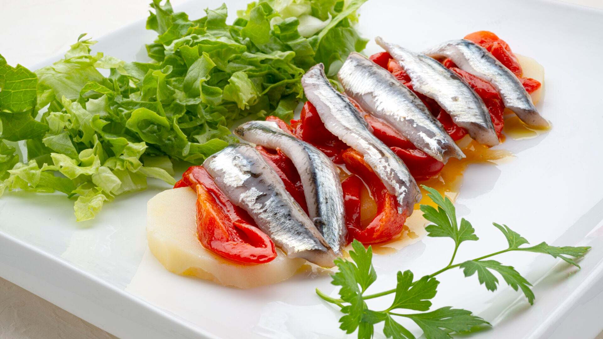 Temporada 1 Anchoas marinadas en ensalada y chipirones a la plancha con fideuá