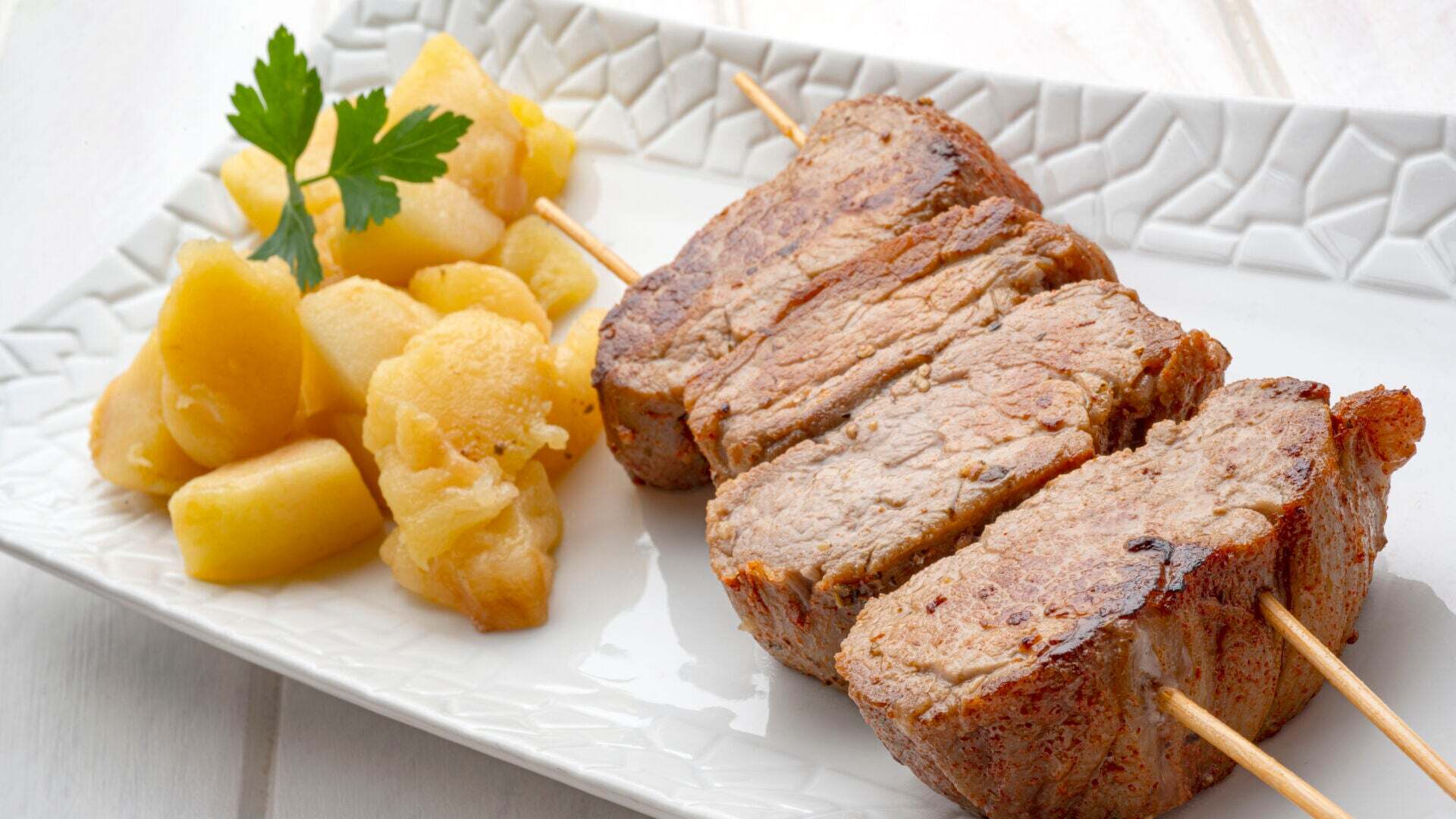 Temporada 1 Coliflor con panceta y salsa de queso y brocheta de solomillo de cerdo con manzana