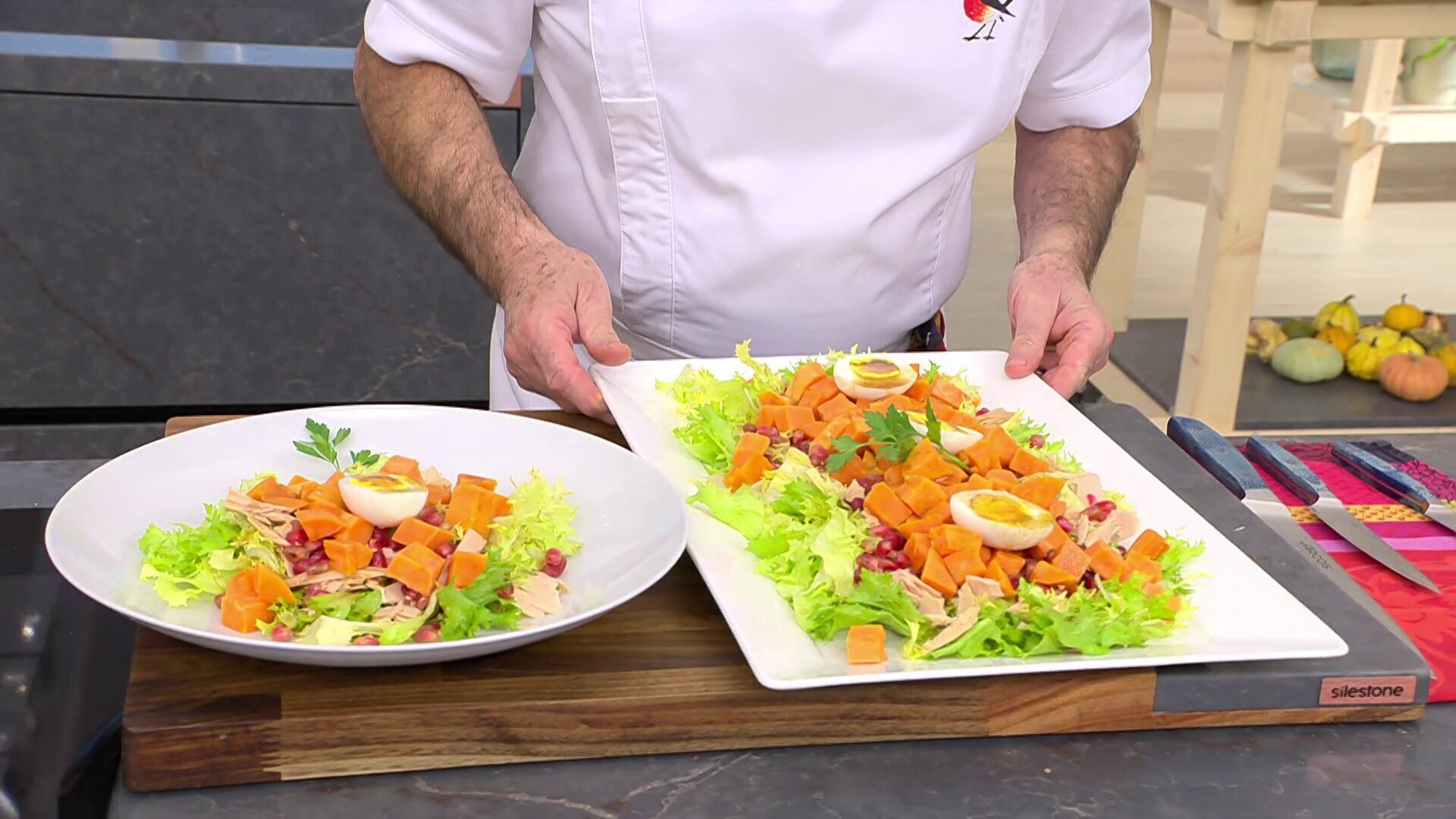 Temporada 1 Ensalada de boniato y muslos de pollo con mole rojo y arroz mexicano