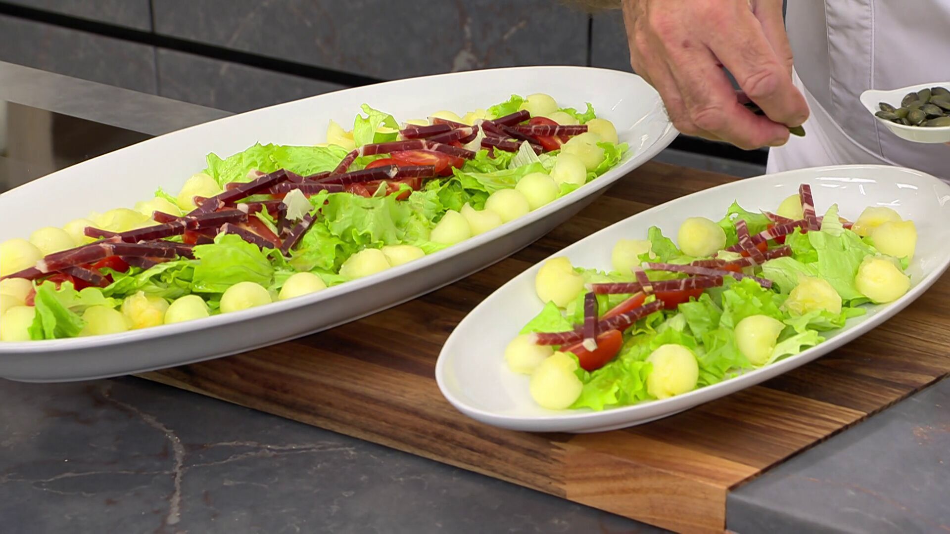 Temporada 1 Ensalada de melón con jamón y verduras salteadas con costillitas de conejo