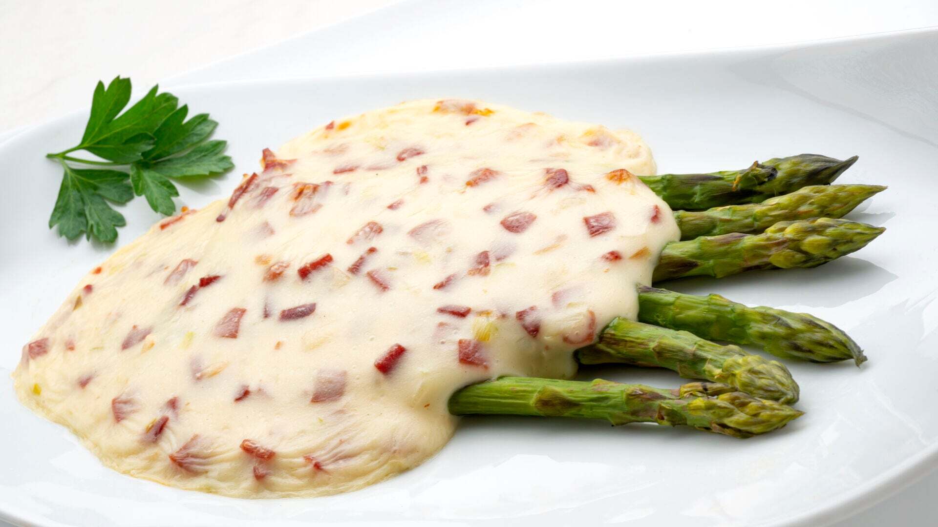 Temporada 1 Espárragos verdes con bechamel de jamón y muslitos de pollo escabechados con rúcula y granada