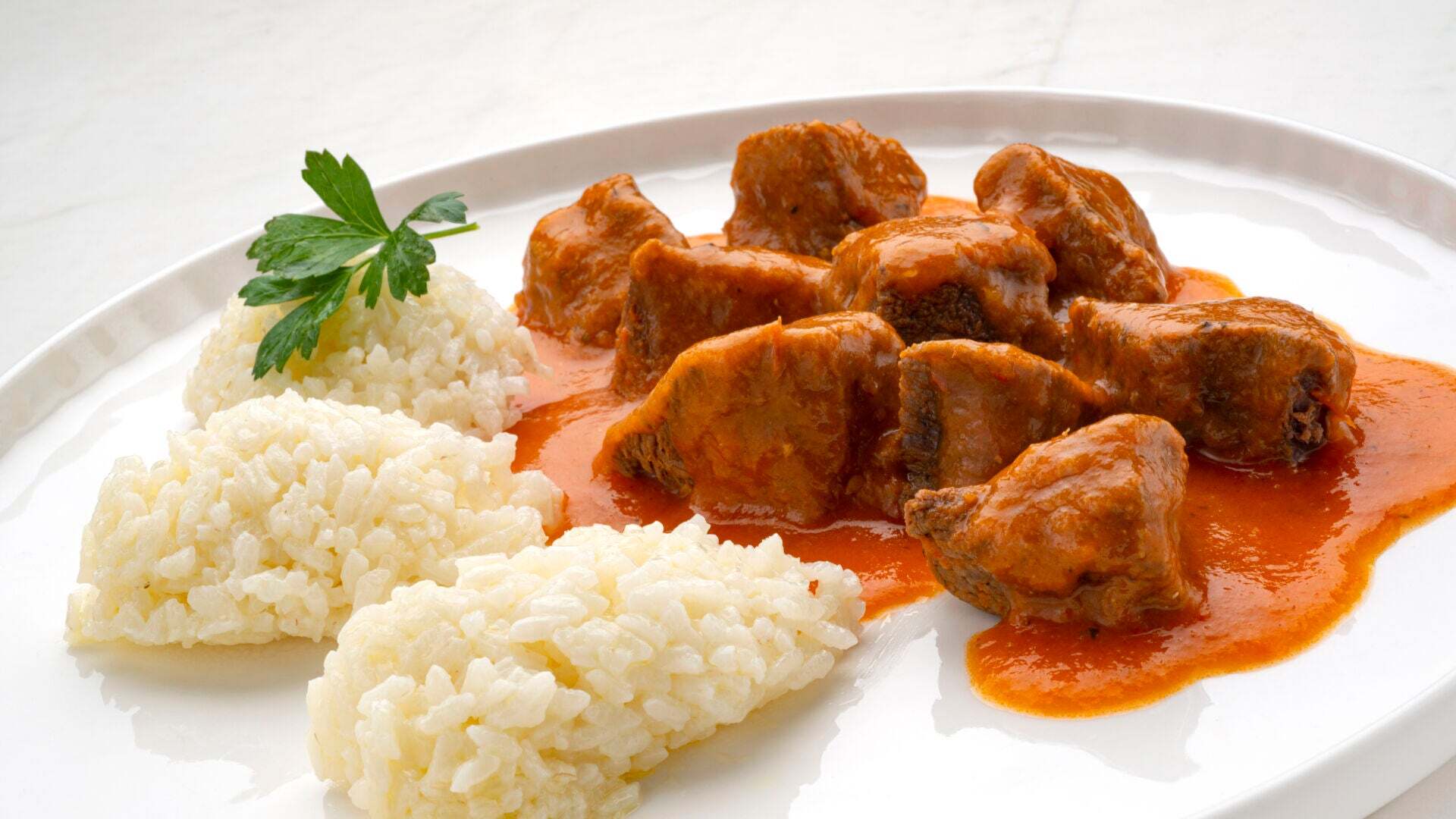 Temporada 1 Estofado de carne en salsa de tomate y pimiento con arroz y carpaccio de setas con aliño de hierbas aromáticas al limón