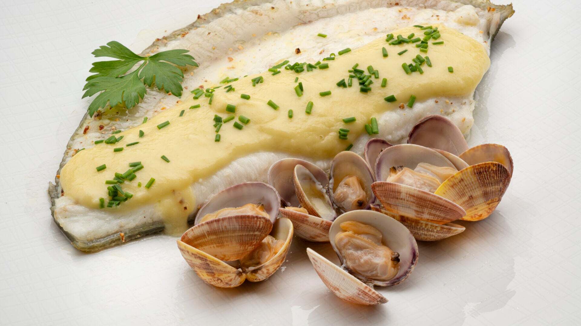 Temporada 1 Pastel de pimiento con tostadas y rodaballo con almejas y emulsión de ajo