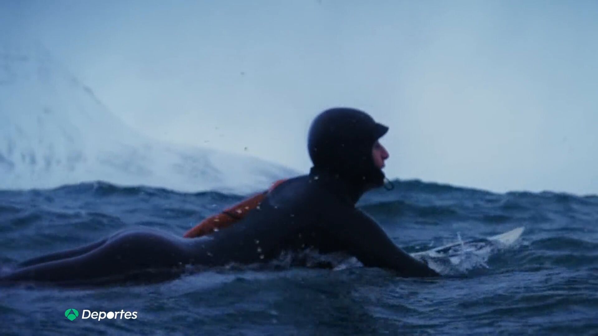 Diciembre 2024 (17-12-24) Lucía Martiño surfea las gélidas olas de Islandia: 