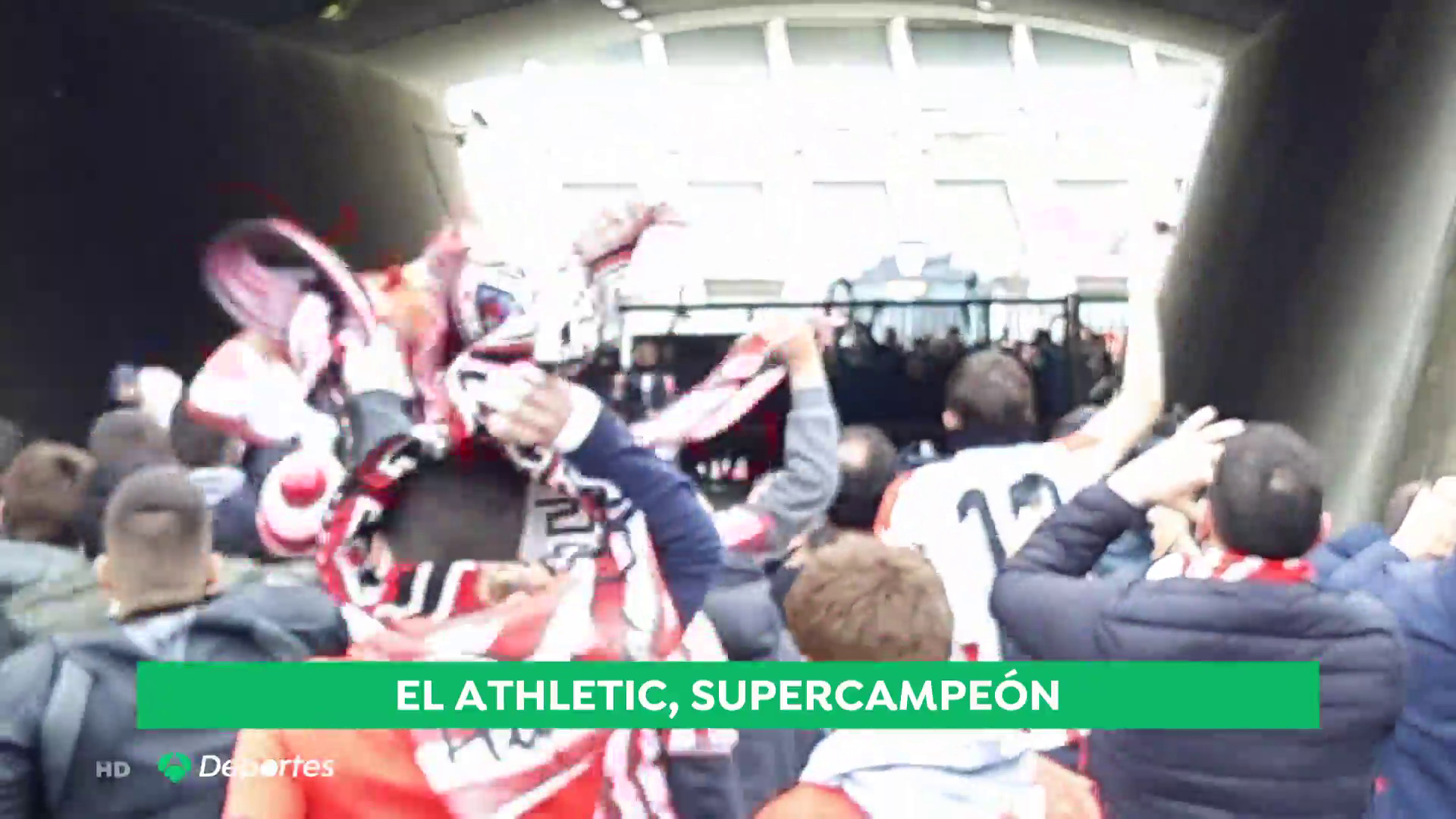 Enero 2021 (18-01-21) El espectacular recibimiento de la afición del Athletic a los jugadores a la llegada a Bilbao