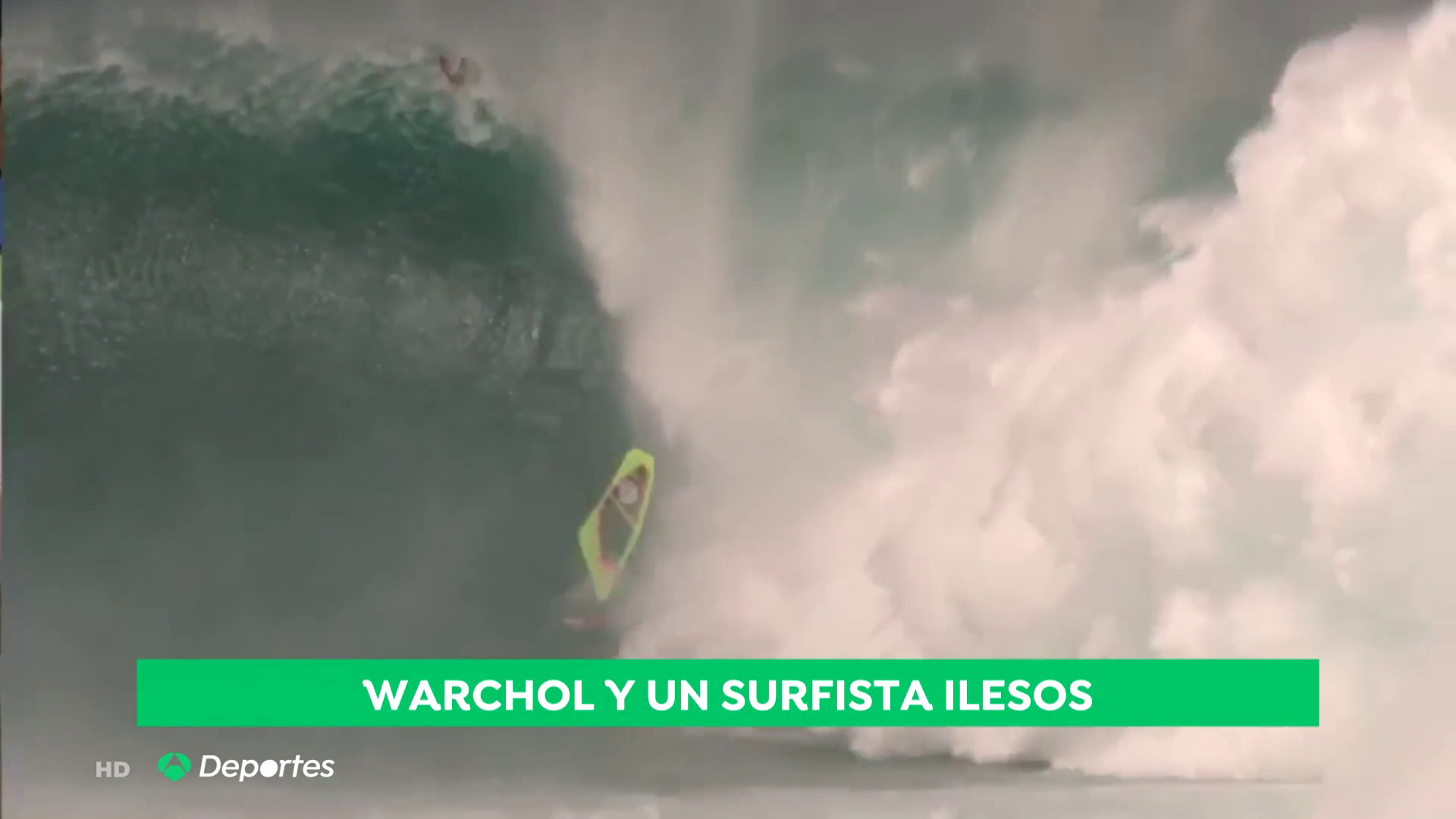 Enero 2021 (22-01-21) El espeluznante momento en que la ola gigante de Jaws engulle a los surfistas Rafael Kroeff y Adam Warchol