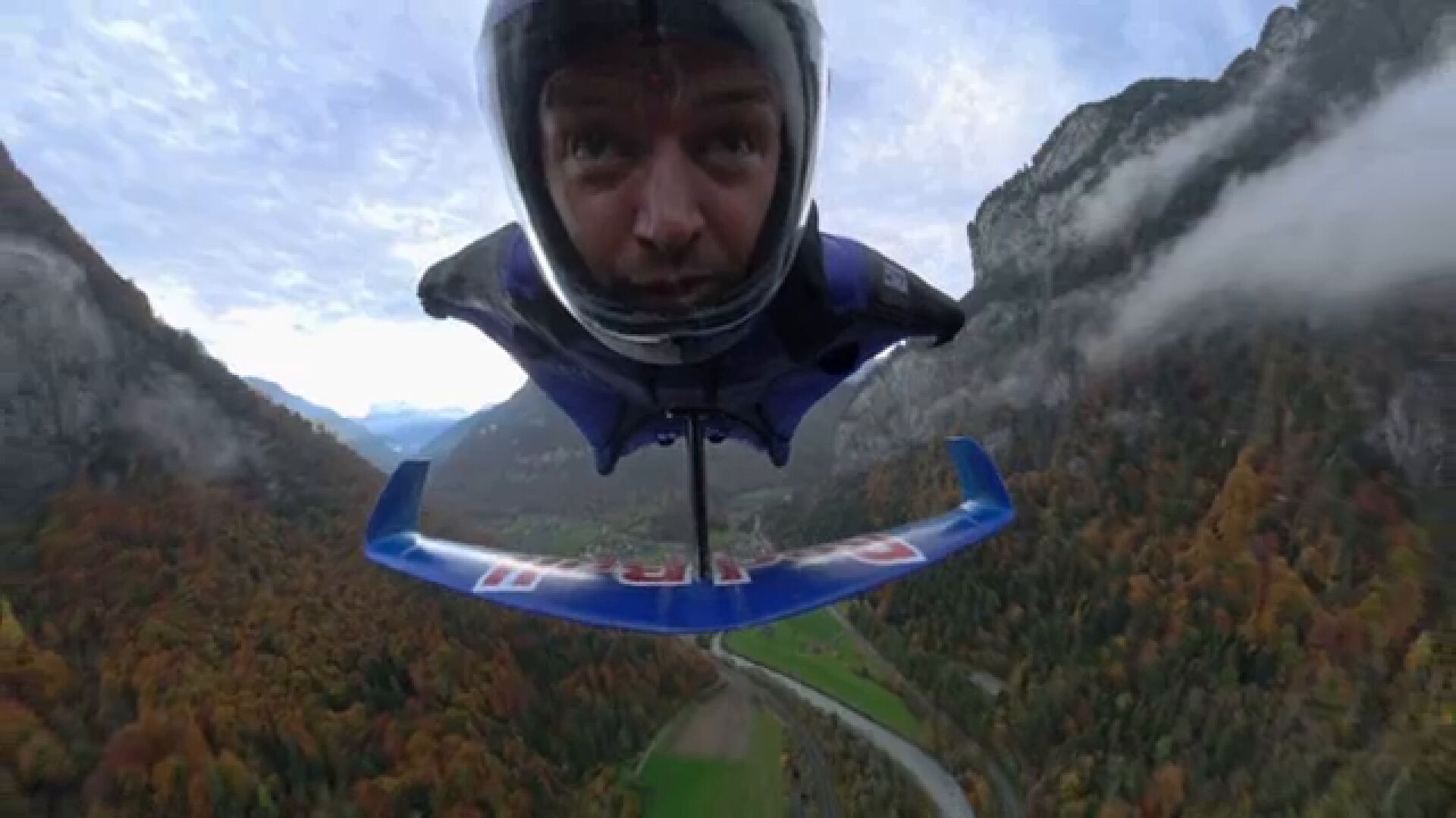 Noviembre 2024 (11-11-24) Peter Salzmann rompe récords en el wingsuit con un innovador traje de alas con alerón