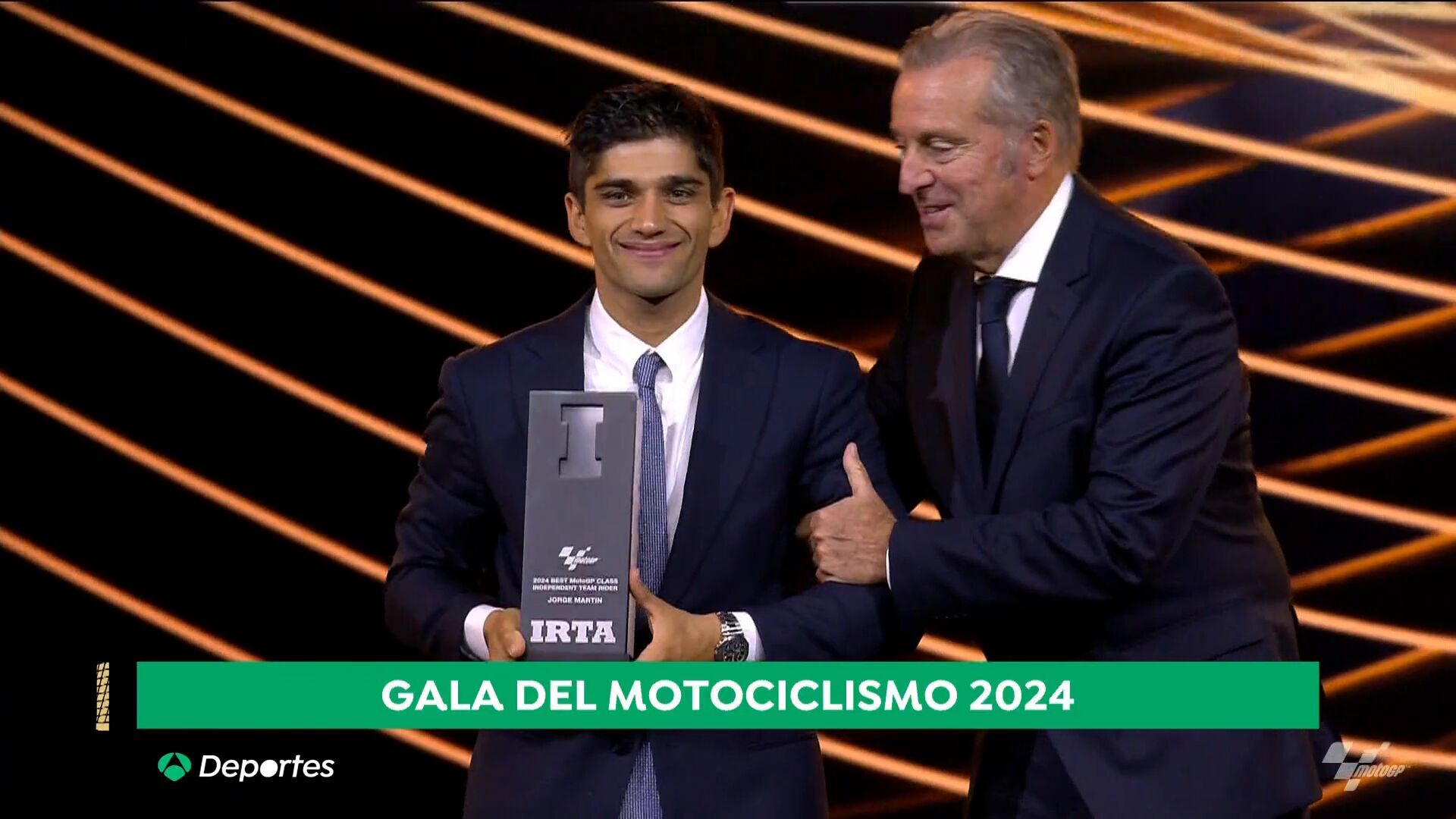 Noviembre 2024 (18-11-24) El momento en el que Jorge Martín coloca la placa con su nombre como campeón en el mítico trofeo de MotoGP