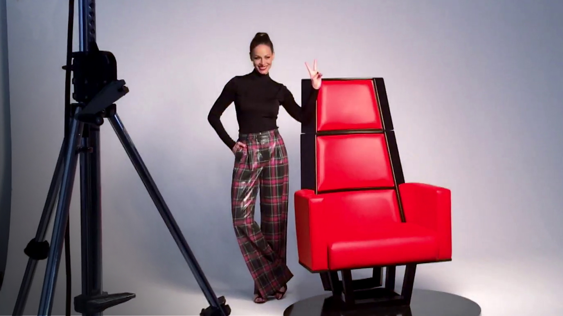 La Voz 2019 Eva González posa con el sillón de 'La Voz' en la espectacular sesión de fotos