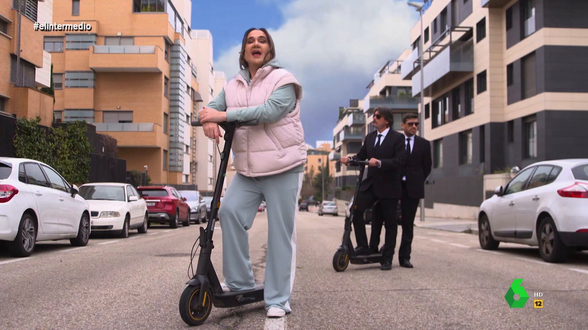 Temporada 1 (10-08-23) 'Victoria Federica' aclara por qué lleva un cigarro cuando va en patinete: 