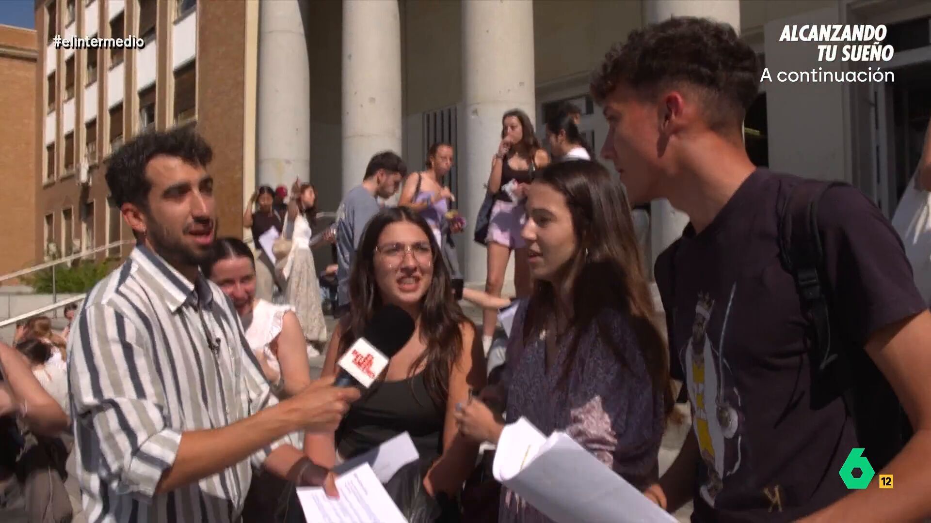 Temporada 1 (14-08-24) Una estudiante, a su compañero tras desvelar su respuesta en el examen de la EBAU: 