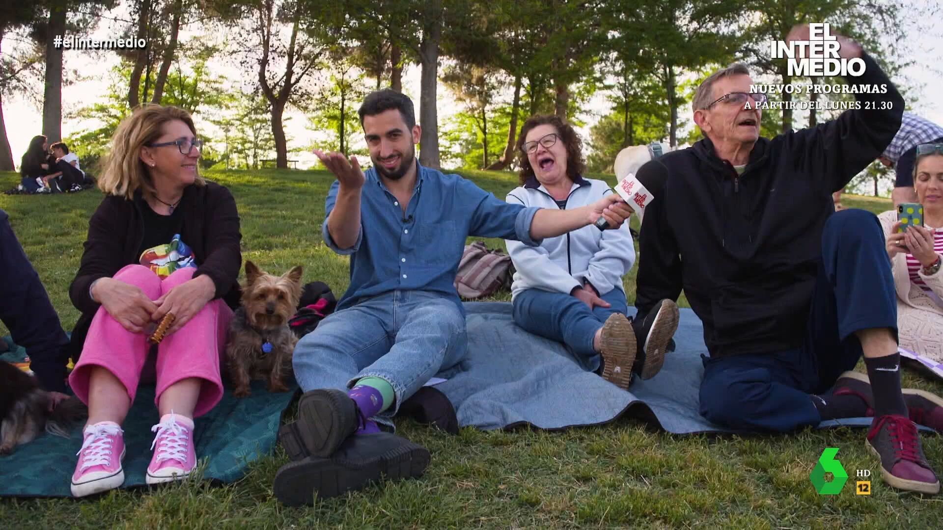 Temporada 1 (31-08-23) Una señora, sobre un mitin socialista con música y globos: 