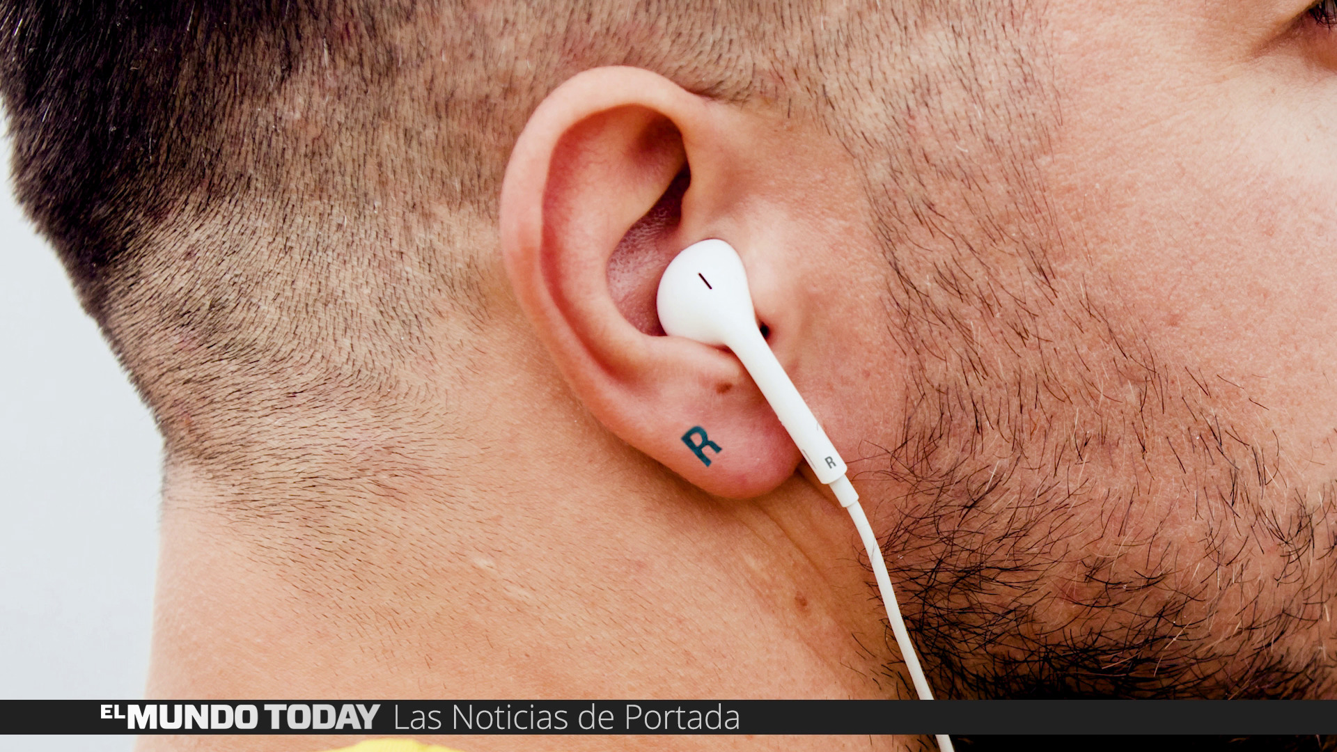 Temporada 1 Se tatúa una L y una R en las orejas para saber dónde ponerse los auriculares