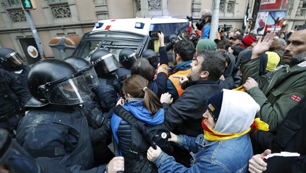 Temporada 1 Especial laSexta Noticias: Tensión entre manifestantes y Mossos en las inmediaciones de la Delegación del Gobierno en Barcelona