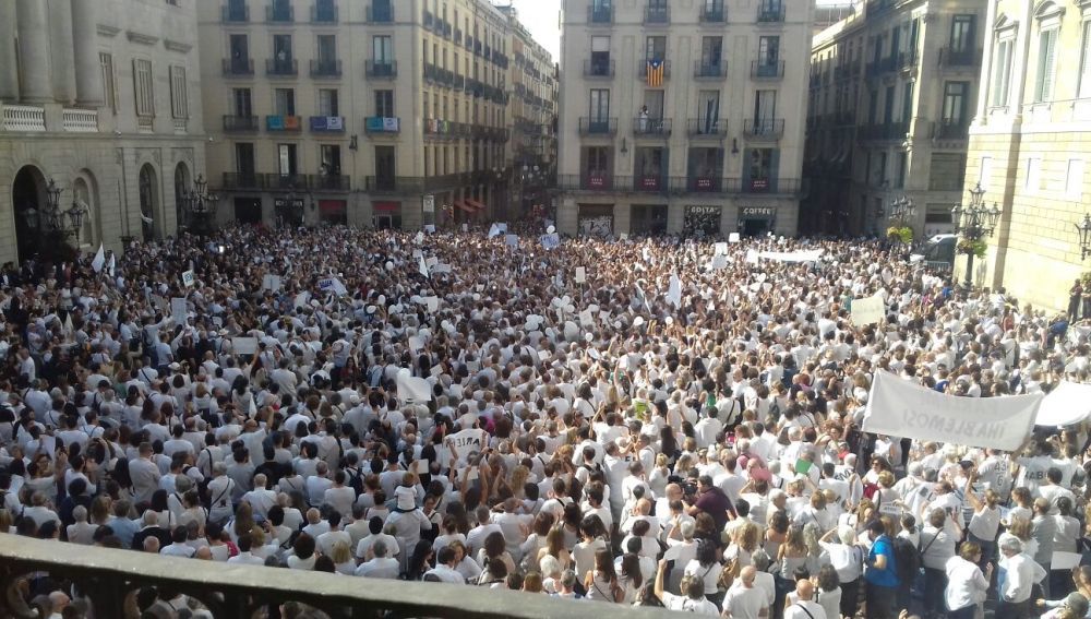 Temporada 1 Miles de personas reclaman diálogo al Gobierno central y a la Generalitat en Barcelona