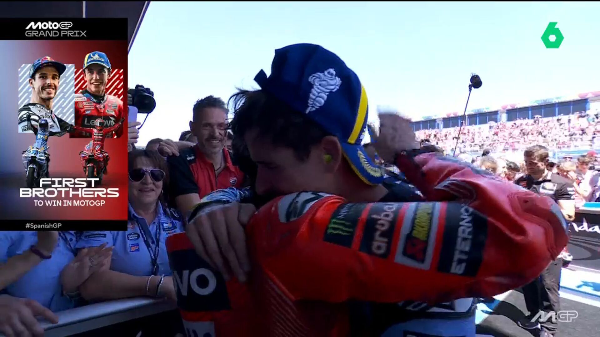 Abril 2025 (27-05-25) La imagen del Gran Premio de Jerez: Marc Márquez felicita a su hermano por la victoria y Álex rompe a llorar