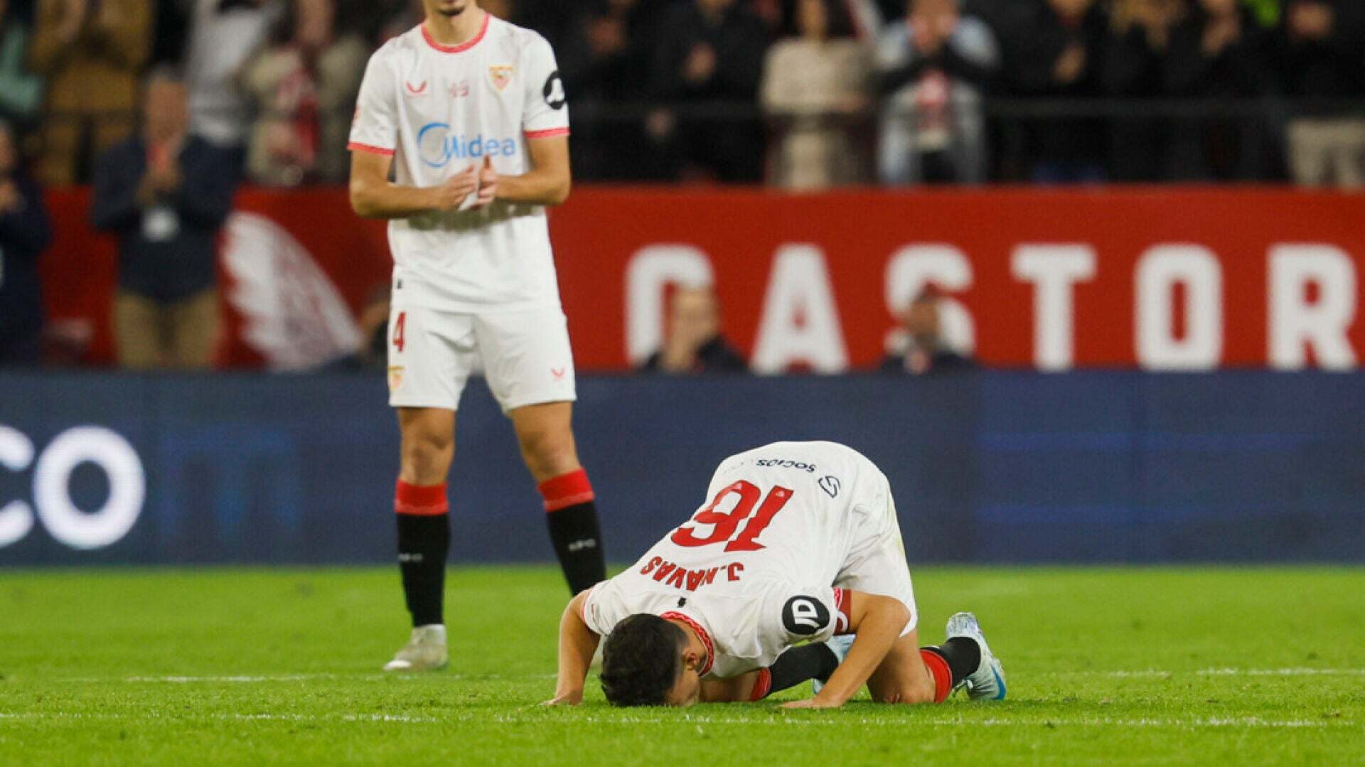 Diciembre 2024 (14-12-24) Jesús Navas, entre lágrimas, se rinde al Pizjuán en la despedida de su Sevilla