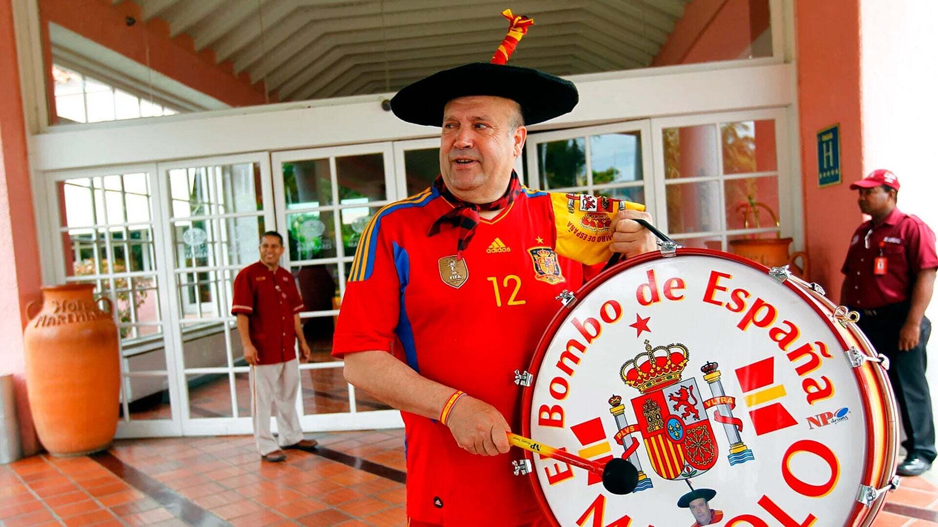 Mayo 2025 (01-05-25) Muere Manolo el del Bombo, el aficionado más icónico del fútbol español