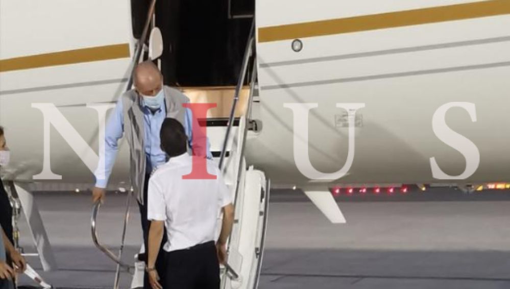 Agosto 2020 (08-08-20) El rey Juan Carlos I viajó a Abu Dabi el pasado lunes: fue fotografiado bajando del avión en Emiratos Árabes