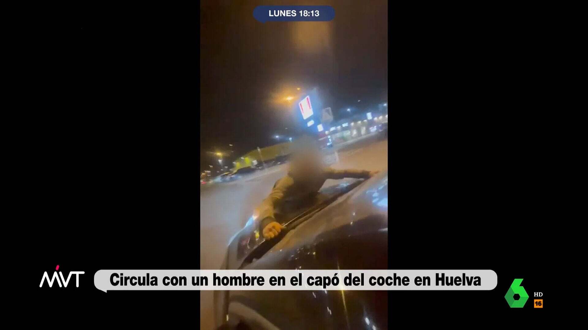 Abril 2024 (01-04-24) Graba mientras conduce con un hombre agarrado a su capó en Huelva