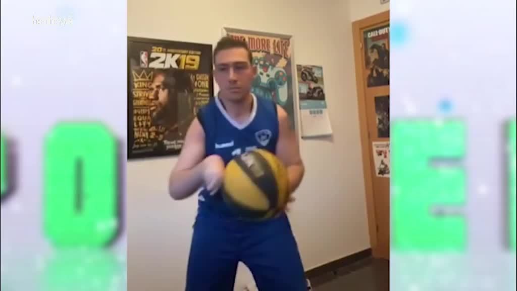 18 de Maig de 2020 Albert Inglés millora la seva tècnica de bàsquet i Andreu Companyo practica el tennis taula