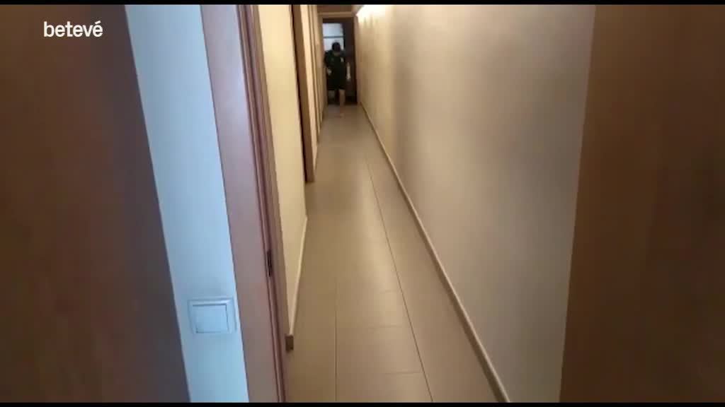 26 de Maig de 2020 Marçal Reguant corre pel passadís i Marina Riley puja un graó a ritme de Beyoncé