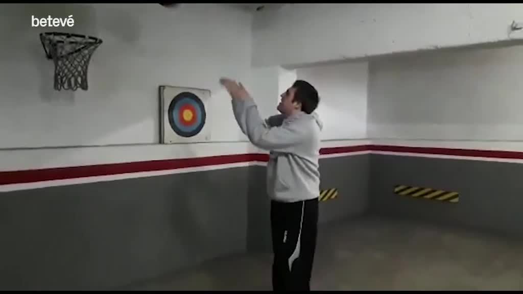 27 de Maig de 2020 Raimon Cera practica bàsquet i Roger López fa abdominals