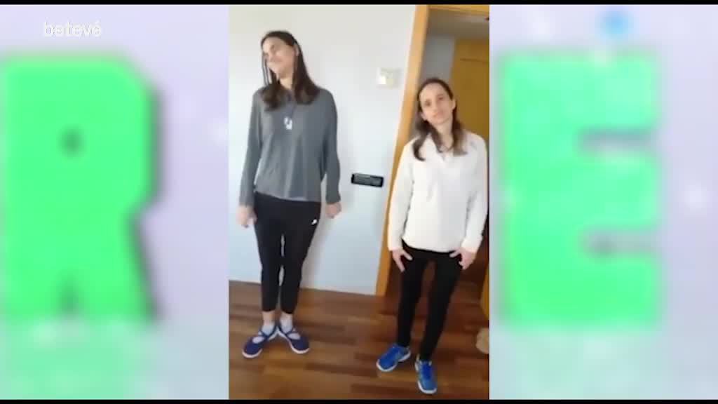 3 de Juny de 2020 Les germanes Isa  i Teresa Pérez fan estiraments per mantenir-se actives