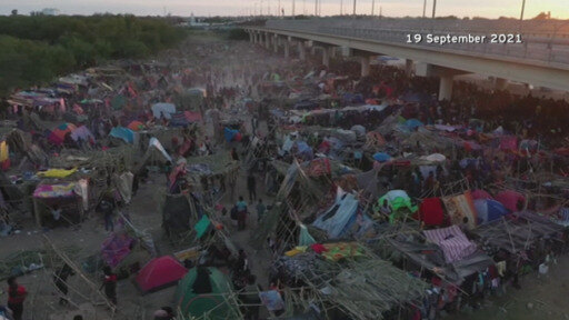 Decenas de miles de migrantes abandonaron la frontera entre Texas y México.