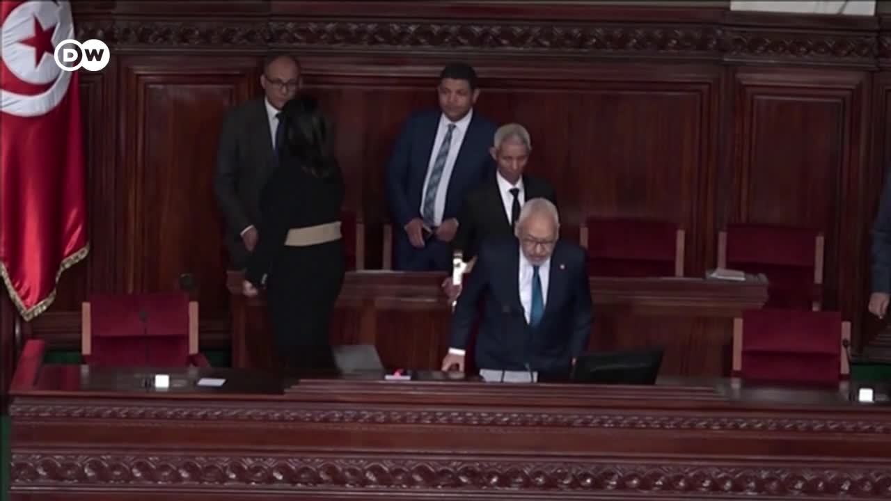 El presidente de Túnez disuelve el Parlamento y cesa al primer ministro