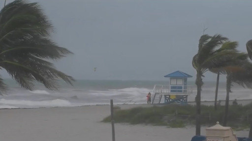 Florida se prepara para el huracán Isaías