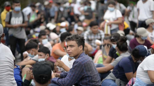 Gas lacrimógeno para frenar la caravana de migrantes