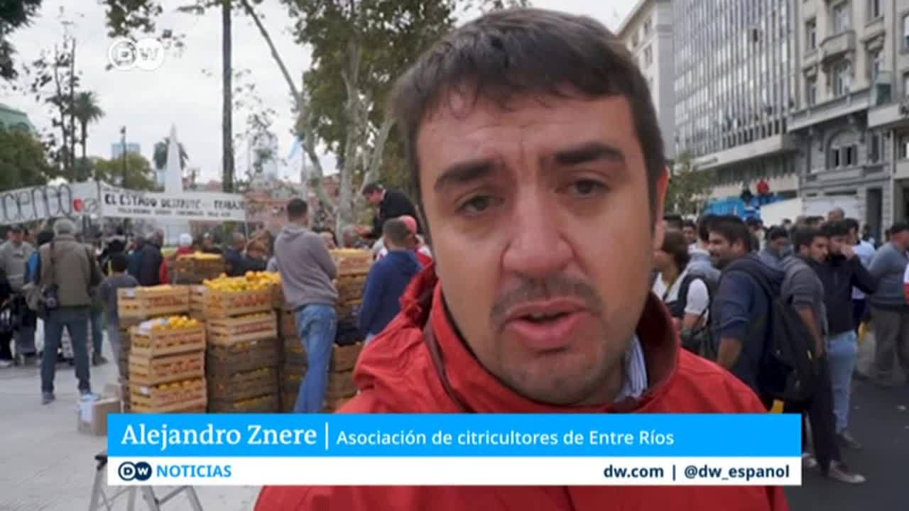Productores argentinos regalan fruta en protesta por los bajos precios
