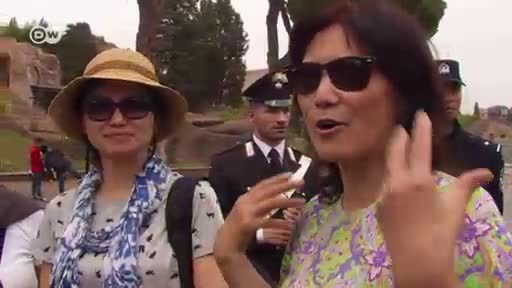Policias chinos pratullan en Roma
