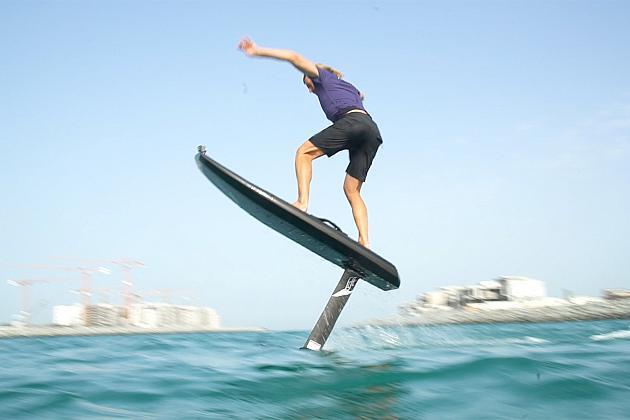 Una tabla de surf eléctrica para volar sobre el agua