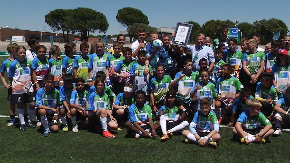 Récord Guinness: El fútbol derriba fronteras en Madrid