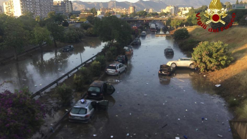 Dos desaparecidos y cuantiosos daños materiales en Palermo en el mayor aluvión en dos siglos