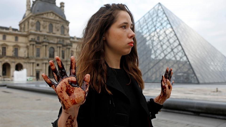 | Los activistas por el clima usan como pancarta la pirámide del Louvre