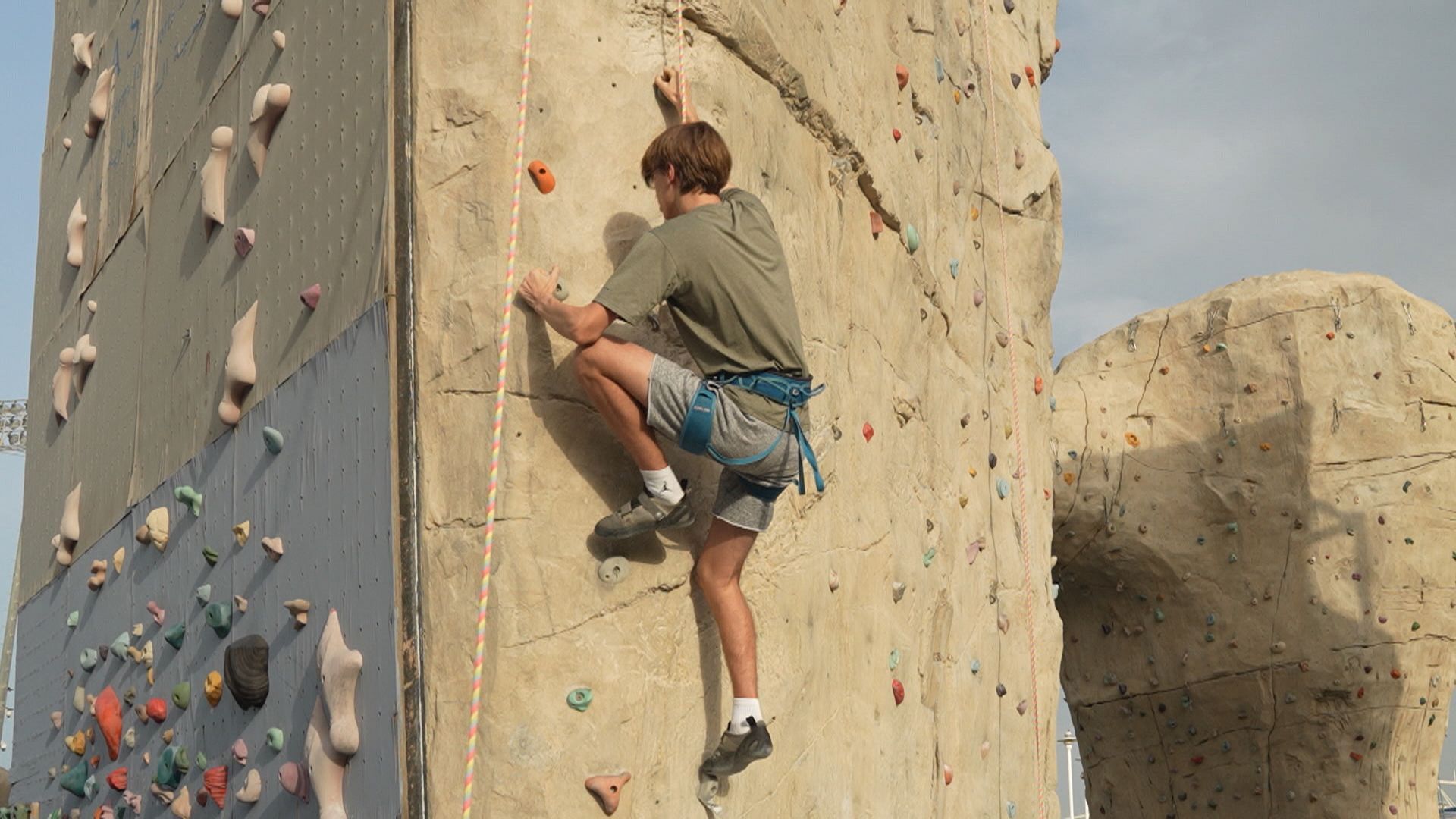 Diversión al aire libre y en zonas cubiertas en Catar, ya sea haciendo escalada o 'parkour'