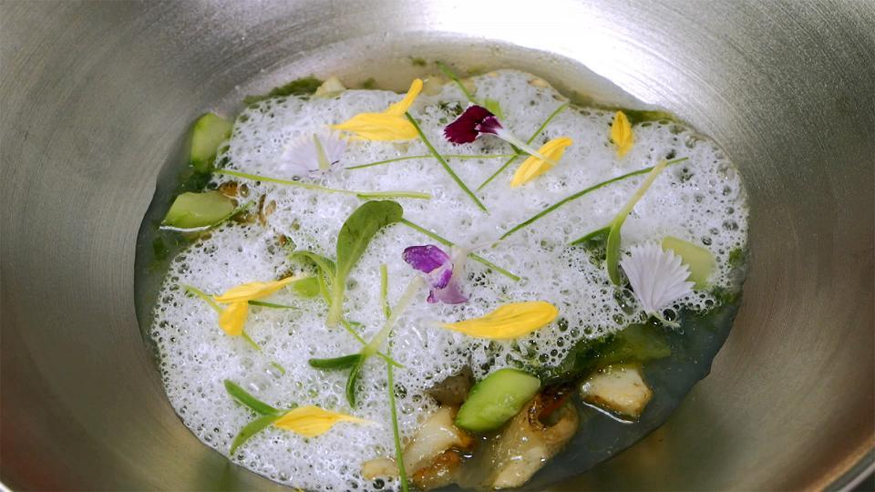 Sopa de konjac y caracol sazae, la receta del chef Thierry Voisin